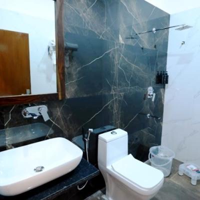Hotel Van Bagh Bathroom
